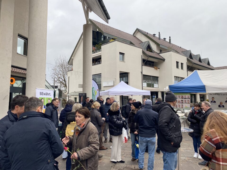 Intensive Gespräche auf dem Zentrumsplatz