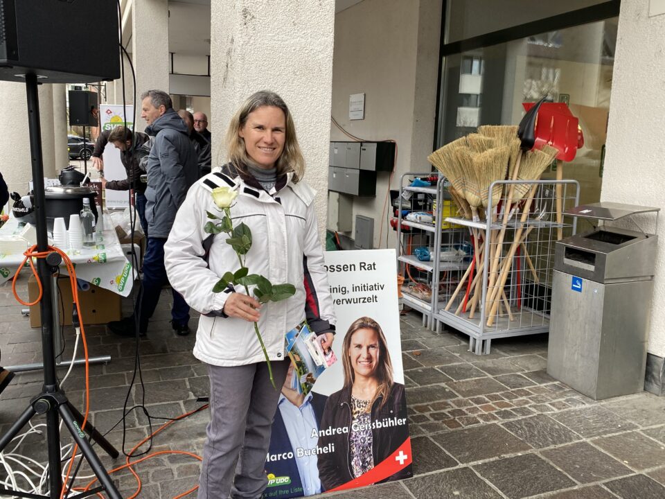 Grossrats-Kandidatin Andrea Geissbühler, Bäriswil mit Rose zum Valentinstag